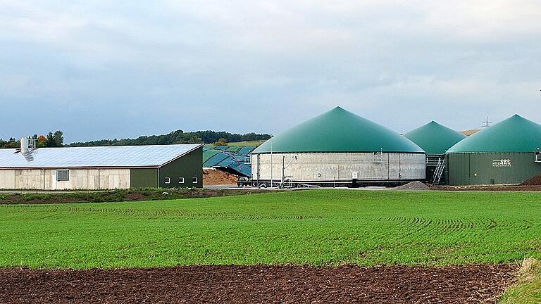 Wegen der neuen Düngeverordnung: Die Biogasanlage Großbardorf braucht einen zusätzlichen Gärrestebehälter, der entweder im Norden oder im Süden angefügt werden soll. Wegen der neuen Düngeverordnung: Die Biogasanlage Großbardorf braucht einen zusätzlichen Gärrestebehälter, der entweder im Norden oder im Süden angefügt werden soll.