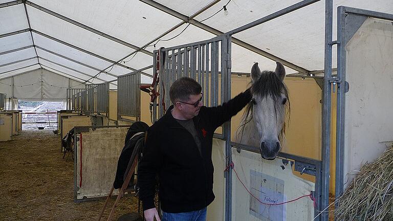 Hartmut Leicht und das Pferd Falangel im Stallzelt. Hartmut Leicht und das Pferd Falangel im Stallzelt.