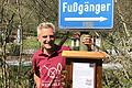 Stephan Schulze hat den Poetischen Wanderweg angelegt: Die erste Tafel steht gegenüber des Baumhaushotels Seemühle.