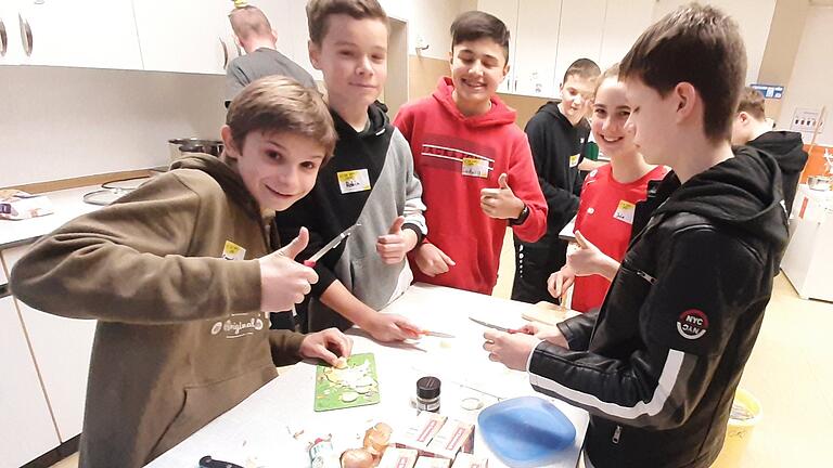 Spaß beim Schnippeln: Schülerinnen und Schüler der achten Jahrgangsstufe am FLG kochten eine gesunde Mahlzeit. Spaß beim Schnippeln: Schülerinnen und Schüler der achten Jahrgangsstufe am FLG kochten eine gesunde Mahlzeit.