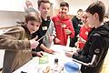 Spaß beim Schnippeln: Schülerinnen und Schüler der achten&nbsp; Jahrgangsstufe am FLG kochten eine gesunde Mahlzeit.