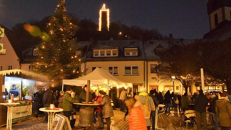 Auch in diesem Jahr wird die Scherenburg wieder als erste Kerze erleuchtet und markiert so den Start des Gemündener Adventszaubers. Auch in diesem Jahr wird die Scherenburg wieder als erste Kerze erleuchtet und markiert so den Start des Gemündener Adventszaubers.