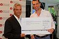 1. BVUK Deutsche Sporthilfe Cup       -  Veranstalter Michael Reizel (links) überreicht Sporthilfe-Chef Michael Ilgner einen Scheck über 25 000 Euro.