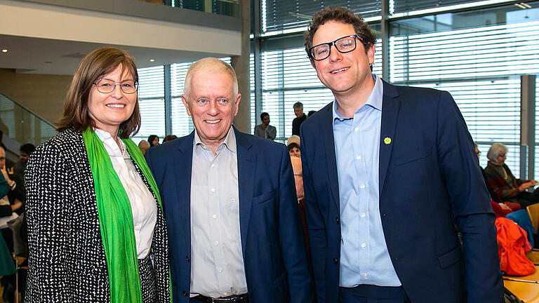 Der Kreisverband Grüne Wü-Stadt lud am Sonntag (02.02.20) im Shalom Europa zum Neujahrsempfang ein. Im Bild v. li. Karen Heußner, Fritz Kuhn (OB Stuttgart) und Martin Heilig (OB Kandidat)