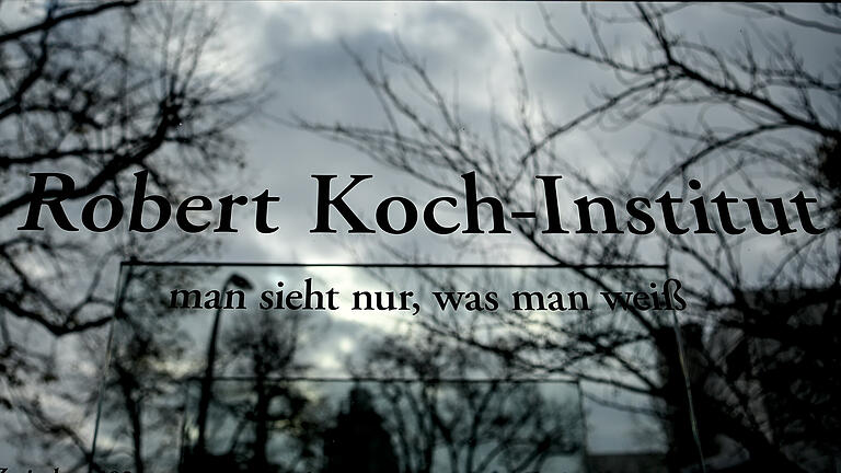 Das Robert Koch-Institut in Berlin wertet täglich das Infektionsgeschehen und die Todesfälle der Corona-Pandemie aus. Als Bundesinstitut für Infektionskrankheiten und nicht übertragbare Krankheiten ist es dem Bundesgesundheitsministerium unterstellt. Das Robert Koch-Institut in Berlin wertet täglich das Infektionsgeschehen und die Todesfälle der Corona-Pandemie aus. Als Bundesinstitut für Infektionskrankheiten und nicht übertragbare Krankheiten ist es dem Bundesgesundheitsministerium unterstellt.
