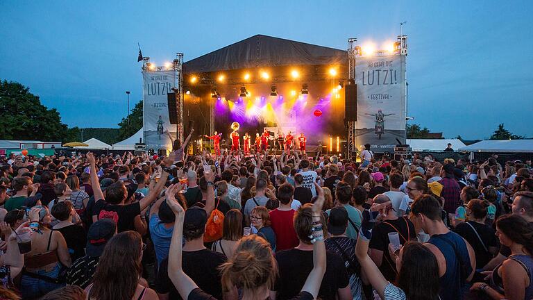 Wie hier beim Auftritt von 'Moop Mama' im Jahr 2022 dürften auch 2023 wieder viele Besucherinnen und Besucher zum Lutzi-Festival nach Rottershausen strömen.