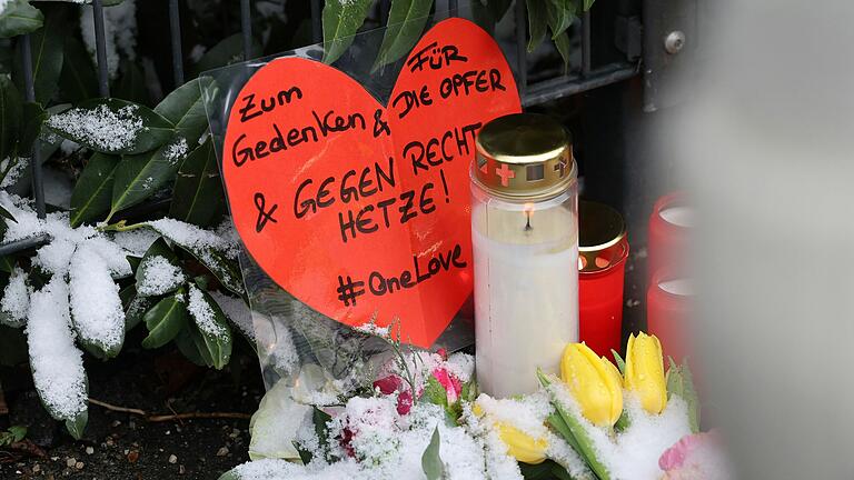Zum Gedenken an die Verletzten legten Passantinnen und Passanten in München Blumen, Kerzen und andere Gegenstände nieder. Zum Gedenken an die Verletzten legten Passantinnen und Passanten in München Blumen, Kerzen und andere Gegenstände nieder.