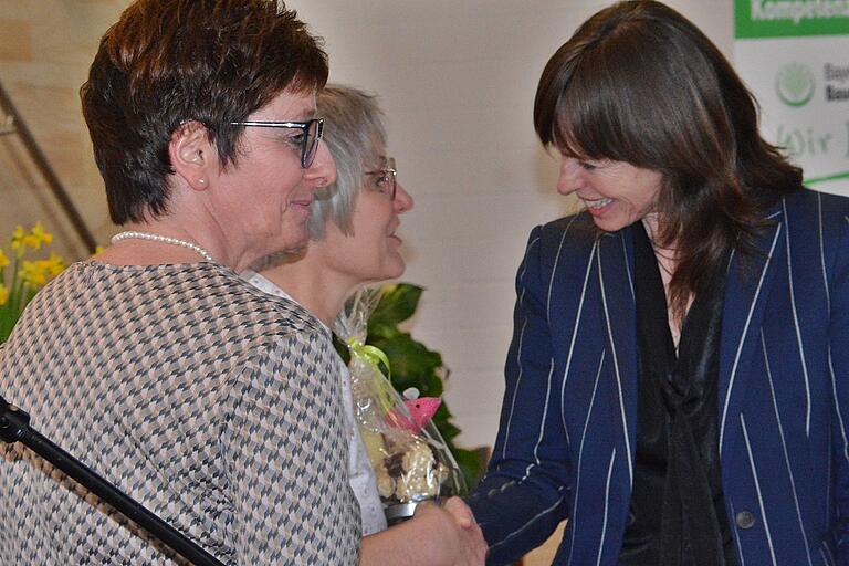 Für die Hauptrednerin des Landfrauentages, Professorin Hedwig Richter, gab es ein Präsent von Kreisbäuerin Margit Ziegler und ihrer Stellvertreterin Heike Schneider.