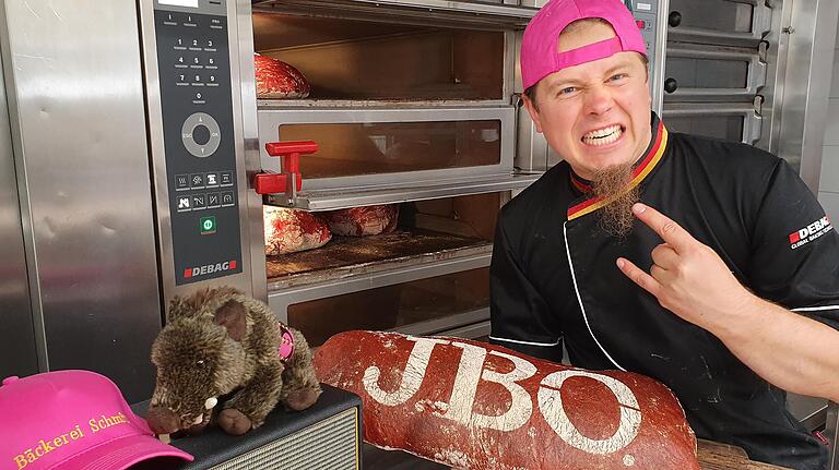 Außen knusprig, innen pink: Bäcker Axel Schmitt ist zufrieden mit dem J.B.O.-Brot. Außen knusprig, innen pink: Bäcker Axel Schmitt ist zufrieden mit dem J.B.O.-Brot.