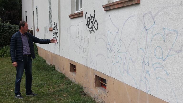Das Haus der Familie Grön wird immer wieder von Sprayern verunziert. Das Haus der Familie Grön wird immer wieder von Sprayern verunziert.