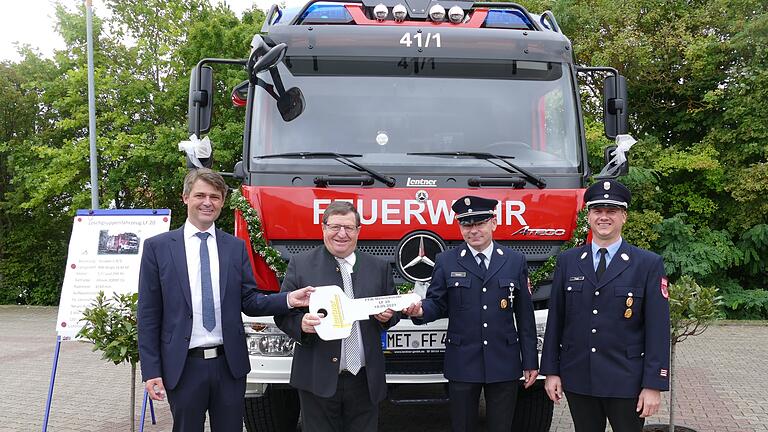 Groß ist die Freude bei der Mellrichstädter Feuerwehr über das neue Löschgruppenfahrzeug LF 20. In einem feierlichen Akt fand am vergangenen Sonntag die Schlüsselübergabe statt. Im Bild (von links) Bürgermeister Michael Kraus, der stellvertretende Landrat Josef Demar, Kommandant Timo Kolano und sein Stellvertreter Benjamin Trapp. Groß ist die Freude bei der Mellrichstädter Feuerwehr über das neue Löschgruppenfahrzeug LF 20. In einem feierlichen Akt fand am vergangenen Sonntag die Schlüsselübergabe statt. Im Bild (von links) Bürgermeister Michael Kraus, der stellvertretende Landrat Josef Demar, Kommandant Timo Kolano und sein Stellvertreter Benjamin Trapp.