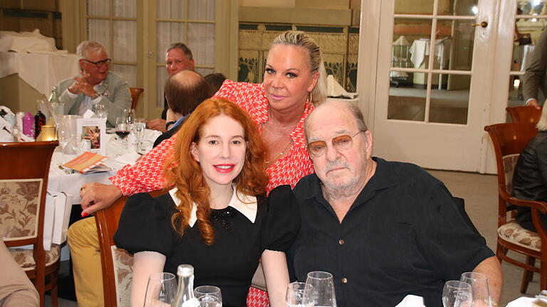 Charity Lunch Bad Kissingen Kissinger Sommer 2024       -  Diese Menschen stecken hinter der Agentur 'Siegelring' und dem Charity-Lunch: Laura und Ralph Siegel sowie Birgit Fischer-Höper (hinten).