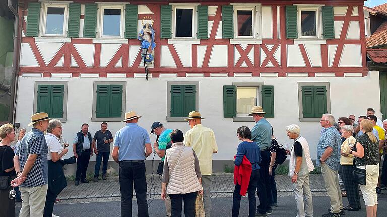 Die Spaziergängergruppe vor dem Zehntgerichtshaus mit seiner farbigen Immaculata.