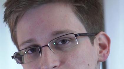Der Fall Snowden       -  Er ist einer der zurzeit meist gesuchtesten Männer der Welt: der Amerikaner Edward Snowden. Am 21. Juni 2013 feierte der 'Whistleblower' (zu Deutsch: 'Einer, der in die Pfeife bläst' - jemand, der für die Menschheit relevante Informationen ans Tageslicht bringt) seinen 30. Geburtstag. Ohne seine Freundin, ohne seine Familie. Denn seitdem er geheime Informationen über die Überwachungsmechanismen des amerikanischen Geheimdienstes NSA (National Security Agency), unter anderem das Programm PRISM, den Zeitungen 'Guardian' und 'Washington Post' zugespielt hat, ist er auf der Flucht. Und so kam es dazu: