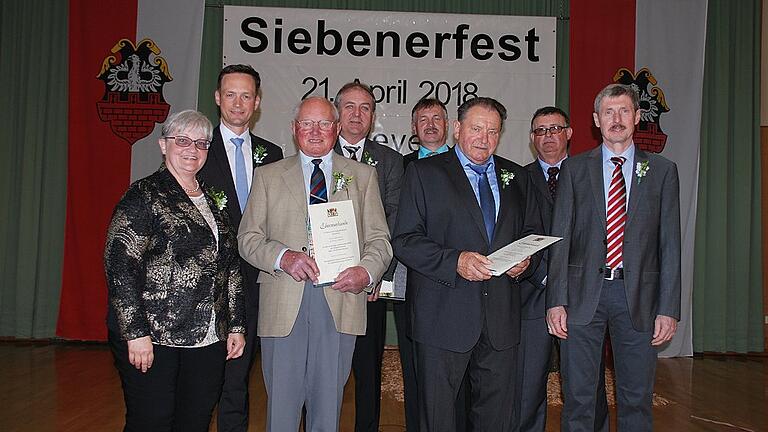 Bürgermeisterin Helga Fleischer und Landrat Florian Töpper und auf der rechten Seite Vermessungsdirektor Gerhard Hartmann und Kreisobmann Manfred Mai nahmen die Geehrten (von links) Stefan Krautheimer (40 Jahre Siebener), Joachim Zängerlein, Horst Krauß (beide 25 Jahre) und Reinhold Schuler (40) in die Mitte. Für weitere Geehrte nahmen die jeweiligen Ortsobmänner die Urkunden in Empfang.