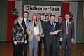 Bürgermeisterin Helga Fleischer und Landrat Florian Töpper und auf der rechten Seite Vermessungsdirektor Gerhard Hartmann und Kreisobmann Manfred Mai nahmen die Geehrten (von links) Stefan Krautheimer (40 Jahre Siebener), Joachim Zängerlein, Horst Krauß (beide 25 Jahre) und Reinhold Schuler (40) in die Mitte. Für weitere Geehrte nahmen die jeweiligen Ortsobmänner die Urkunden in Empfang.
