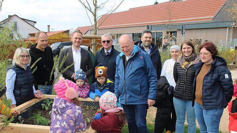 Kinder gießen das frisch gepflanzte Hochbeet. Mit auf dem Foto sind Birgit Armbruster, Claus Schenk, Bürgermeister Mario Götz, Gotthard Schlereth, Michael Geier, Stefan Gärtner und Michaela Kötzner - Kinder gießen das frisch gepflanzte Hochbeet. Mit auf dem Foto sind Birgit Armbruster, Claus Schenk, Bürgermeister Mario Götz, Gotthard Schlereth, Michael Geier, Stefan Gärtner und Michaela Kötzner Kinder gießen das frisch gepflanzte Hochbeet. Mit auf dem Foto sind Birgit Armbruster, Claus Schenk, Bürgermeister Mario Götz, Gotthard Schlereth, Michael Geier, Stefan Gärtner und Michaela Kötzner - Kinder gießen das frisch gepflanzte Hochbeet. Mit auf dem Foto sind Birgit Armbruster, Claus Schenk, Bürgermeister Mario Götz, Gotthard Schlereth, Michael Geier, Stefan Gärtner und Michaela Kötzner