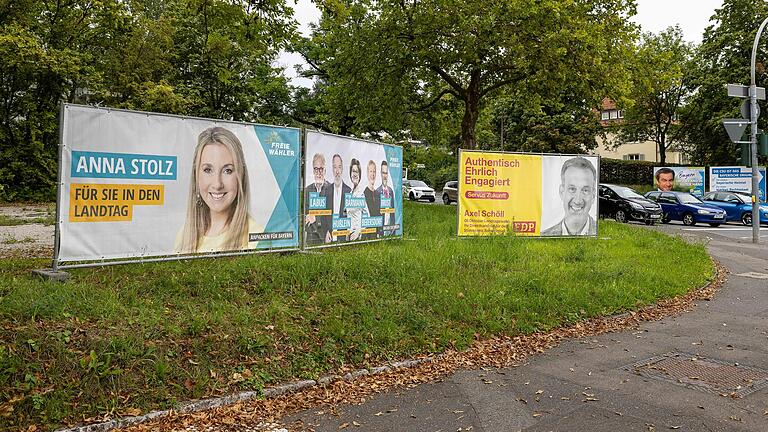 Die sogenannten Mesh-Banner sind aus einem windundurchlässigen Stoff hergestellt. Einige Parteien fertigen nach der Wahl Taschen aus ihnen. Die sogenannten Mesh-Banner sind aus einem windundurchlässigen Stoff hergestellt. Einige Parteien fertigen nach der Wahl Taschen aus ihnen.