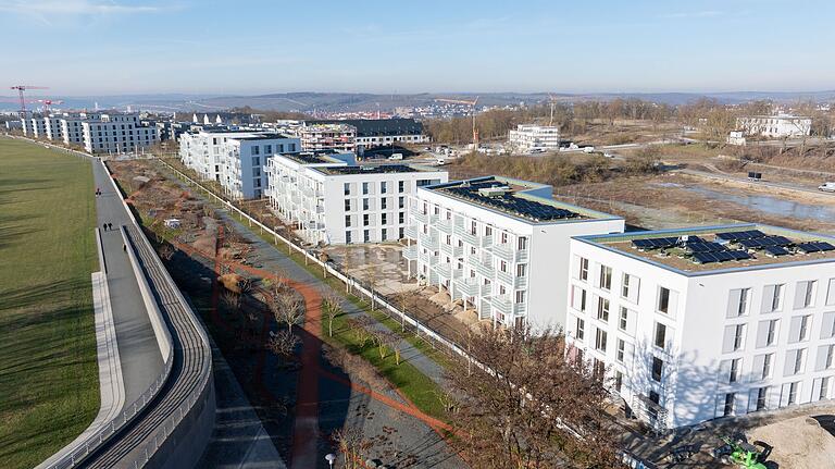 Mit Photovoltaik-Anlagen auf den Flachdächern präsentiert sich 'Hubland II'; im Hintergrund zu erkennen sind 'Hubland I' sowie die Stadt Würzburg. Mit Photovoltaik-Anlagen auf den Flachdächern präsentiert sich 'Hubland II'; im Hintergrund zu erkennen sind 'Hubland I' sowie die Stadt Würzburg. 
