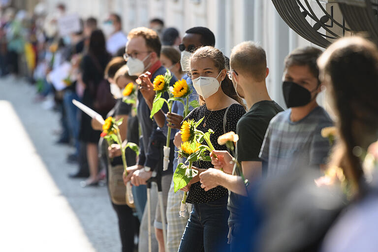 Viele Menschen kamen auch mit Blumen an den Straßenrand. Viele Menschen kamen auch mit Blumen an den Straßenrand. 