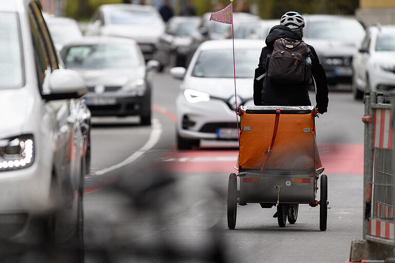 Fahren entgegen der Fahrbahn? Das ist für Radfahrende in Fahrradstraßen (wie hier in der Münzstraße) erlaubt. Fahren entgegen der Fahrbahn? Das ist für Radfahrende in Fahrradstraßen (wie hier in der Münzstraße) erlaubt.