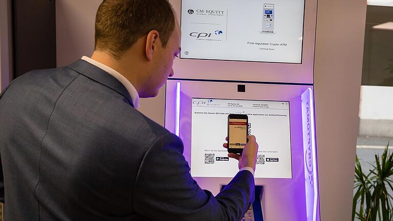 Bargeld wird zu Bitcoin: Im Oktober 2020 zeigte Geschäftsführer Peter Marggraff, wie der Bitcoin-Automat seiner Crypto Supply GmbH in Schweinfurt funktioniert. Jetzt hat das Unternehmen die vorläufige Insolvenzverwaltung beantragt. Bargeld wird zu Bitcoin: Im Oktober 2020 zeigte Geschäftsführer Peter Marggraff, wie der Bitcoin-Automat seiner Crypto Supply GmbH in Schweinfurt funktioniert. Jetzt hat das Unternehmen die vorläufige Insolvenzverwaltung beantragt.