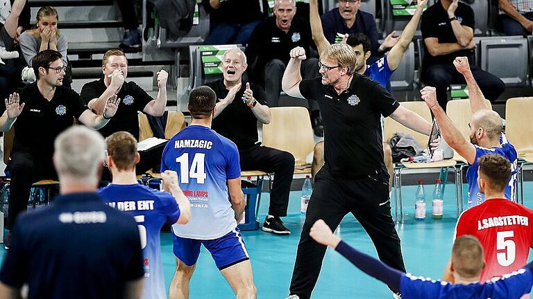 Heitec Volleys - Helios Grizzlys Giesen - Riesenjubel über den ersten Eltmanner Sieg: Und mitten drin Trainer Marco Donat. Heitec Volleys - Helios Grizzlys Giesen - Riesenjubel über den ersten Eltmanner Sieg: Und mitten drin Trainer Marco Donat.