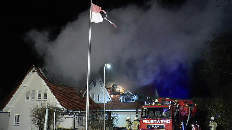 Dieses Einfamilienhaus in Oberhohenried stand Mittwochfrüh in Vollbrand. Dieses Einfamilienhaus in Oberhohenried stand Mittwochfrüh in Vollbrand.