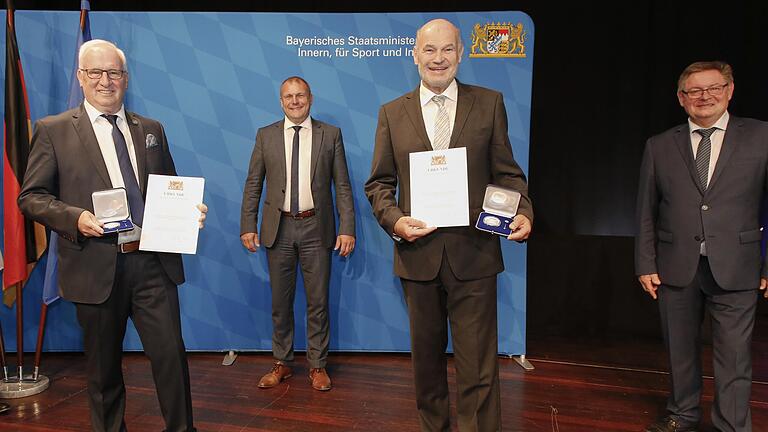 Kommunale Verdienstmedaille in Silber (von links): Altbürgermeister von Höchberg Peter Stichler, Landrat Thomas Eberth, Altlandrat Eberhard Nuß und Staatssekretär Gerhard Eck.