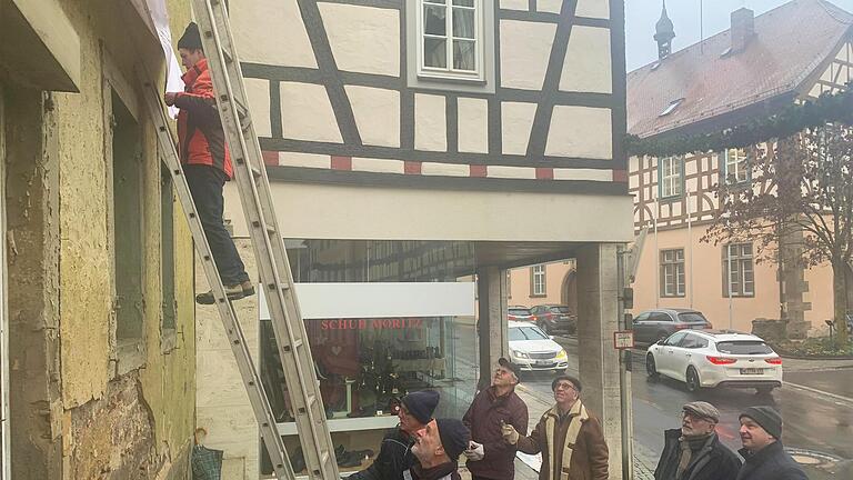 Neues Banner am Reißmannhaus (v.l.): Ewald Baumeister, Michael Schwarz, Joachim Wohlfromm, Roman Jonas (alle Bauhütte Heimatspielhaus), Bürgergenossen-Vorstand Martin Kuchler, Aufsichtsratsvorsitzender Leo Pfennig und Bürgermeister Michael Kastl.       -  Neues Banner am Reißmannhaus (v.l.): Ewald Baumeister, Michael Schwarz, Joachim Wohlfromm, Roman Jonas (alle Bauhütte Heimatspielhaus), Bürgergenossen-Vorstand Martin Kuchler, Aufsichtsratsvorsitzender Leo Pfennig und Bürgermeister Michael Kastl.