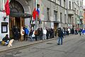 Wahlen in Russland - Moskau.jpeg       -  Ein Zeichen des Protests: Wähler stehen um 12 Uhr Ortszeit vor einem Moskauer Wahllokal bewusst Schlange.