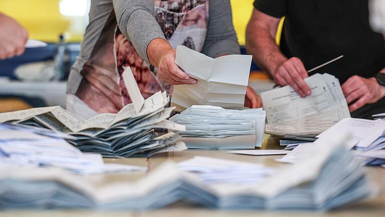 Nach der Stimmzettel-Auszählung (Symbolbild) kommt die Auswertung der Wahl-Besonderheiten im Landkreis Rhön-Grabfeld. Davon gibt es einige zu vermelden.