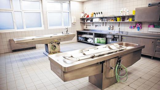 Waschen, kleiden, schminken: Auch die hygienische Versorgung gehört zur Ausbildung.