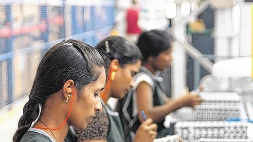 Indischer Produktionsstandort: Arbeiterinnen im Werk des hessischen Gehäuse- und Schaltschranktechnikanbieters Rittal im indischen Bangalore. Indischer Produktionsstandort: Arbeiterinnen im Werk des hessischen Gehäuse- und Schaltschranktechnikanbieters Rittal im indischen Bangalore.