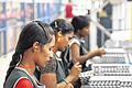 Indischer Produktionsstandort: Arbeiterinnen im Werk des hessischen Gehäuse- und Schaltschranktechnikanbieters Rittal im indischen Bangalore.