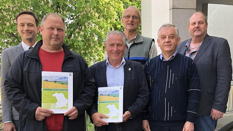 Übergabe des Leader-Förderbescheids im Landratsamt, von links: Landrat Florian Töpper, Armin Zehner (zweiter Bügermeister Oberschwarzach), Helmut Heimrich (zweiter Bürgermeister Sennfeld), Andreas Leyrer (Steigerwaldzentrum), Pfarrer Stefan Mai und Walter Fürst (Amt für Ernährung, Landwirtschaft und Forsten) Übergabe des Leader-Förderbescheids im Landratsamt, von links: Landrat Florian Töpper, Armin Zehner (zweiter Bügermeister Oberschwarzach), Helmut Heimrich (zweiter Bürgermeister Sennfeld), Andreas Leyrer (Steigerwaldzentrum), Pfarrer Stefan Mai und Walter Fürst (Amt für Ernährung, Landwirtschaft und Forsten)