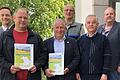 Übergabe des Leader-Förderbescheids im Landratsamt, von links: Landrat Florian Töpper, Armin Zehner (zweiter Bügermeister Oberschwarzach), Helmut Heimrich (zweiter Bürgermeister Sennfeld), Andreas Leyrer (Steigerwaldzentrum), Pfarrer Stefan Mai und Walter Fürst (Amt für Ernährung, Landwirtschaft und Forsten)