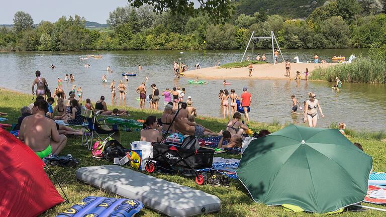 Viele bayerische Gemeinden sorgen sich wegen eines Urteils des Bundesgerichtshofs derzeit um die Haftung an ihren Badeseen und sperren die Badestege. Am Erlabrunner See sieht man die Entwicklung gelassen. Viele bayerische Gemeinden sorgen sich wegen eines Urteils des Bundesgerichtshofs derzeit um die Haftung an ihren Badeseen und sperren die Badestege. Am Erlabrunner See sieht man die Entwicklung gelassen.