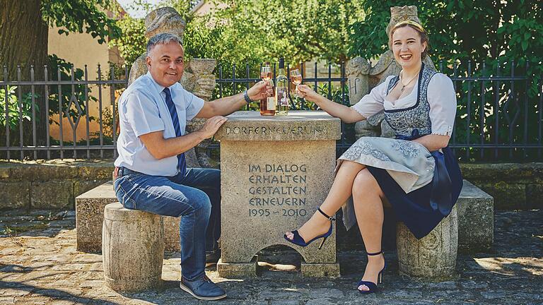 Bürgermeister Lothar Zachmann und Weinprinzessin Larissa II. am Dorferneuerungsdenkmal in Dingolshausen. Bürgermeister Lothar Zachmann und Weinprinzessin Larissa II. am Dorferneuerungsdenkmal in Dingolshausen.