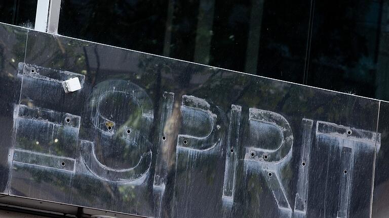 Esprit       -  Esprit schließt bis Jahresende alle Filialen in Deutschland, etwa 1300 Mitarbeiterinnen und Mitarbeiter verlieren ihren Job.