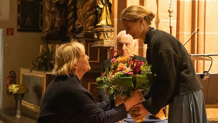 Barbara Gemeinhardt überreicht Blumen an Bettina Meiners.