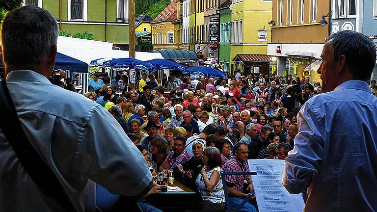 32. Stadtfest Bad Brückenau: Rüdiger Kutzner (links) begleitete Jürgen Mohr bei dessen musikalischer Hommage an seine Heimatstadt Bad Brückenau.