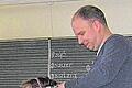 Michael Hüsam vom &bdquo;Goldenen Lamm&ldquo; in Billingshausen ließ beim Karbacher Grundschulprojekt &bdquo;Gesunde Ernährung&ldquo; Schüler mit verbundenen Augen auch unbekanntes, exotisches Obst und Gemüse schmecken.