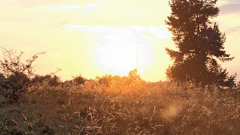 Sonnenuntergang in der Rhön: Spätstarter können ihn genießen. Sonnenuntergang in der Rhön: Spätstarter können ihn genießen.