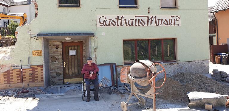 Der frühere Gastwirt Heinz Moser mitten auf der Baustelle. Leider erlebt er die Wiedereröffnung nicht mehr. Der frühere Gastwirt Heinz Moser mitten auf der Baustelle. Leider erlebt er die Wiedereröffnung nicht mehr.