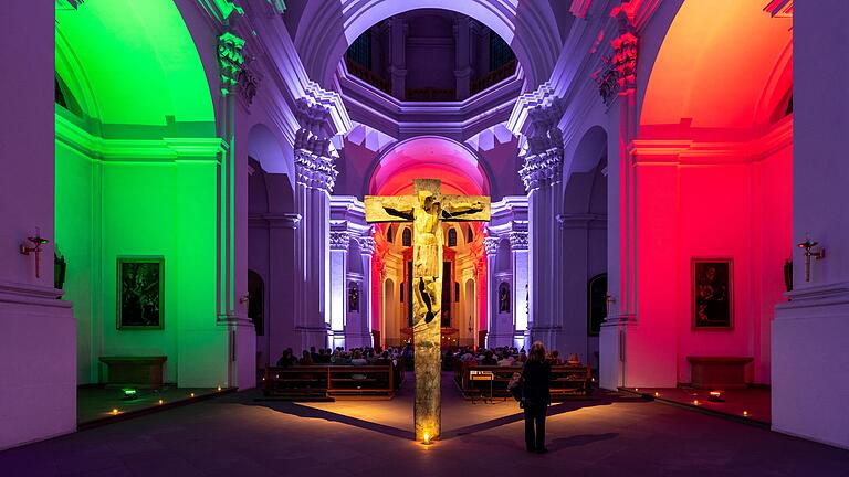 Im Stift Haug fand das Programm 'Wort, Orgel und Licht' statt. Besucherinnen und Besucher konnten dort Orgelmusik und literarischen sowie biblischen Texten lauschen. Im Stift Haug fand das Programm 'Wort, Orgel und Licht' statt. Besucherinnen und Besucher konnten dort Orgelmusik und literarischen sowie biblischen Texten lauschen. 