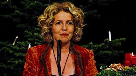 Charmante Geschichtenvorleserin: Fernsehschauspielerin Michaela May präsentierte ihre &bdquo;liebsten Weihnachtsgeschichten&ldquo; in der Stadthalle. Begleitet wurde sie von der Eismannsberger Saitenmusik und deren Sängerinnen sowie den &bdquo;Happy Bavarians&ldquo;.