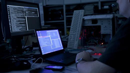 Cyber-Angriffe im Netz       -  Stellen Sie sich einmal vor, Sie sitzen hilflos ein paar Stunden in einer Zahnradbahn fest. Hackerangriffe aus dem Internet könnten diesen Albtraum schneller wahr werden lassen, als Ihnen lieb ist.