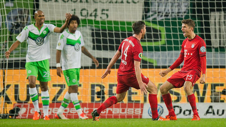 Überragend       -  Bayern München beherrscht das Spiel, Thomas Müller bejubelt das 3:0 schon nach 34 Minuten. Foto: Julian Stratenschulte