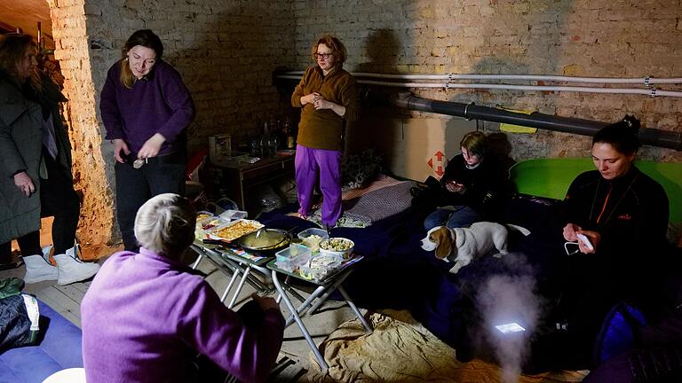 Abendessen in einem Luftschutzkeller im Kiewer Stadtteil Podil. Jeder Haushalt hat ein bisschen etwas gekocht.